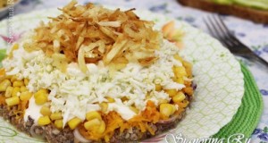Слоеный салат из сайры, кукурузы и картошки фри: рецепт с фото