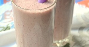 Витаминный молочный коктейль для иммунитета с бананом, фейхоа и ягодами: рецепт с фото